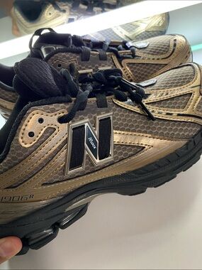 New Balance Men’s Size 7 Metallic Gold and Black Shoes